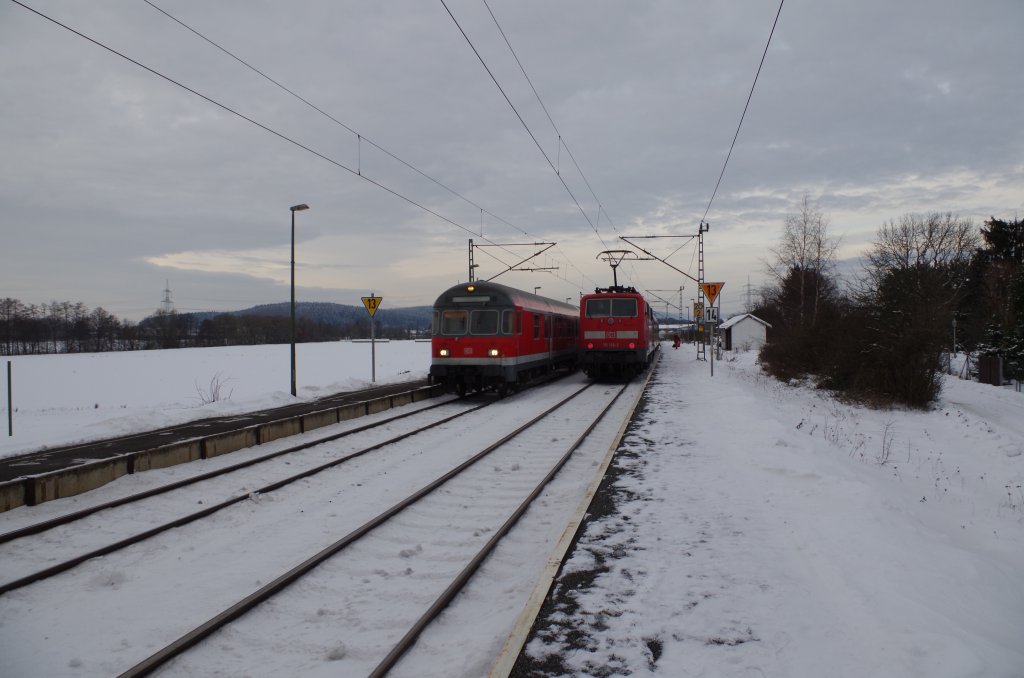 Zwei Regionalbahnen treffen sich am 14.12.2012 in Gundelsdorf. 111 170 mit zweiteiliger Garnitur als RB Bamberg - Saalfeld (Saale) und 111 199 mit vierteiliger Garnitur als RB Saalfeld - Bamberg. 