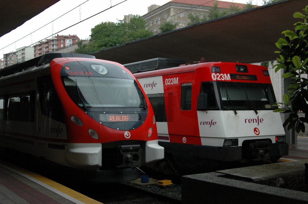 Zwei Regionalzge der Spanischen renfe. Gesehen im Bahnhof von Santander. Am 26.05.2010 fotografiert.