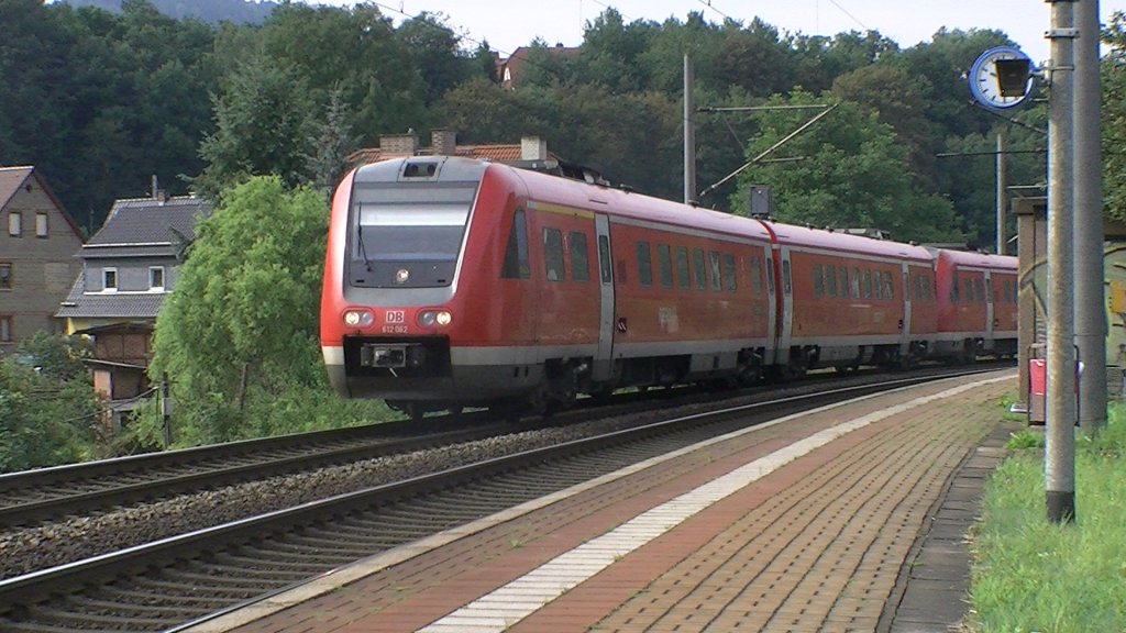 Zwei Regioswinger (BR 612) passieren gerade den Haltepunkt Breternitz auf der Bahnstrecke Saalfeld - Lichtenfels. Die beiden sind als RE Saalfeld - Lichtenfels zur Mittagszeit am 16.08.2011 unterwegs.