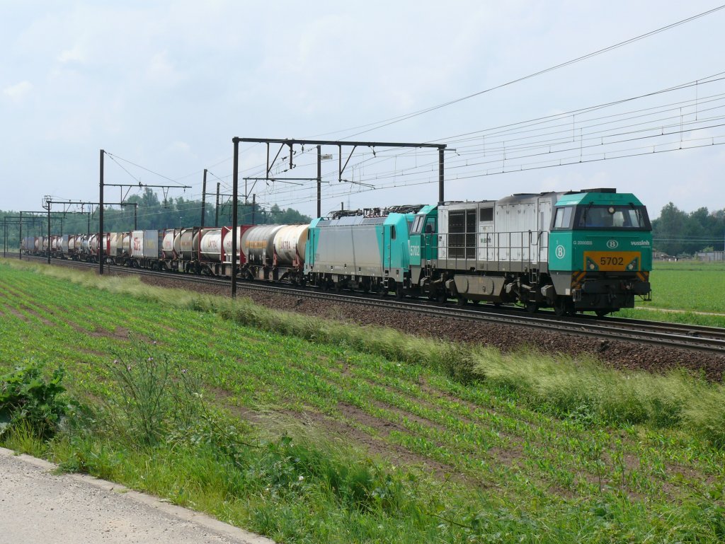 Zwei relativ neue SNCB-Anschaffungen fuhren am 12/06/2010 durch Ekeren nach Antwerpen-Noord : die Vossloh G2000BB, eingereiht unter Nummer 5702 mit der 2901 (Baureihe 186)und einem Containerzug am Haken.