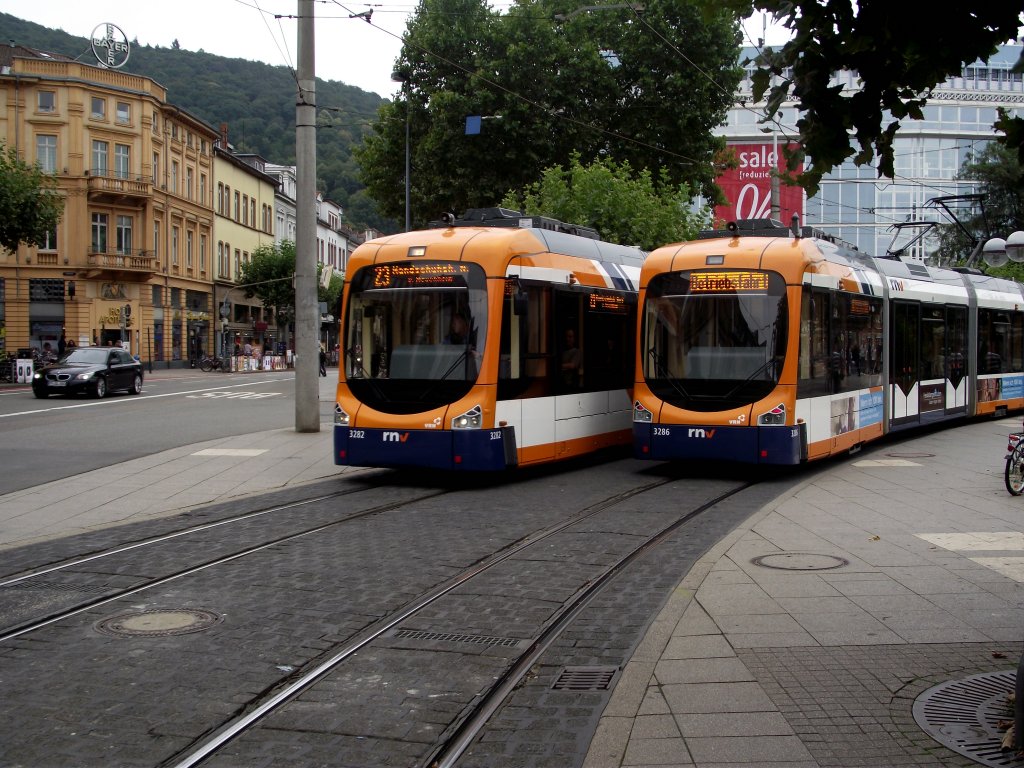 Zwei RNV Variobahnen (RNV8) in Heidelberg am 31.07.11