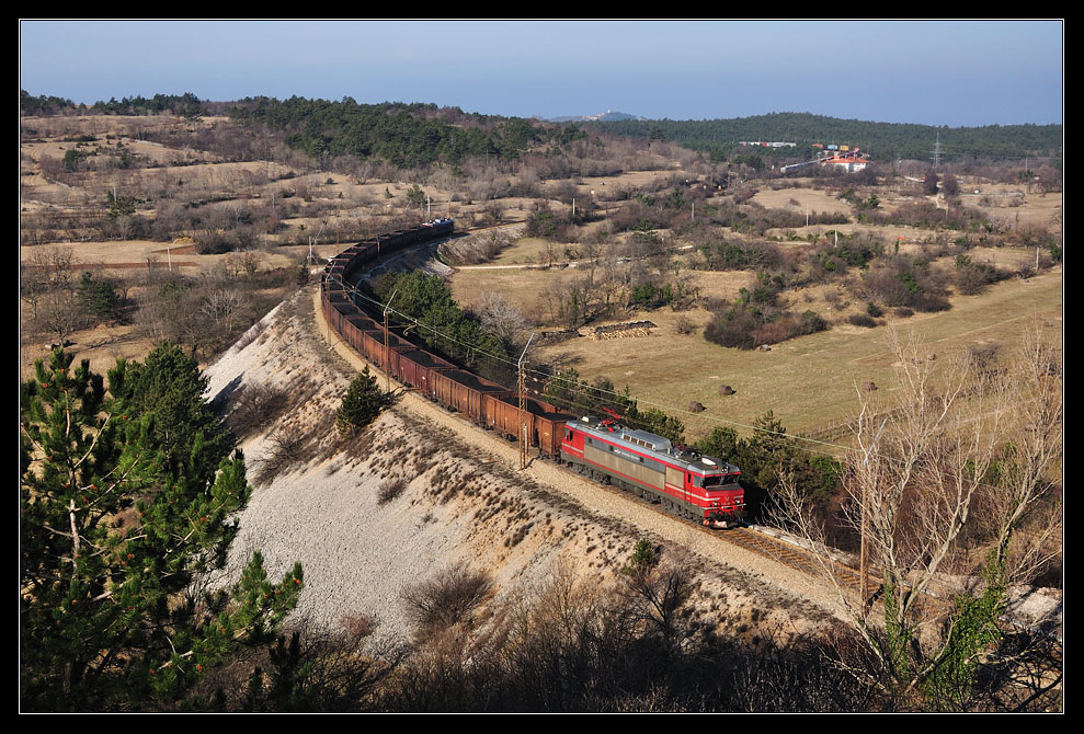 Zwei S 363(Briita) mit einen Kohlezug in Črnotice auf der Koperbahn(14.10.2011).