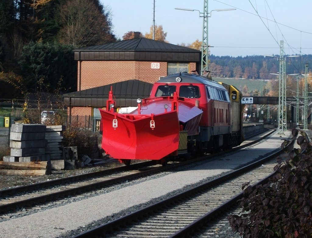 Zwei Schneepfge und die 218 139 stehen am 4.November 2011 in Kronach auf Gleis 6 abgestellt.