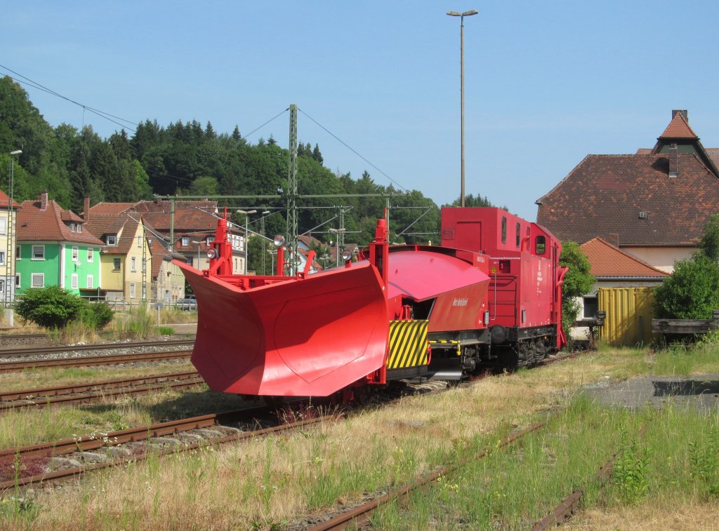 Zwei Schneepflge (Bauarten 855 & 850) stehen am 27. Juli 2013 in der Abstellanlage Sd in Kronach abgestellt.