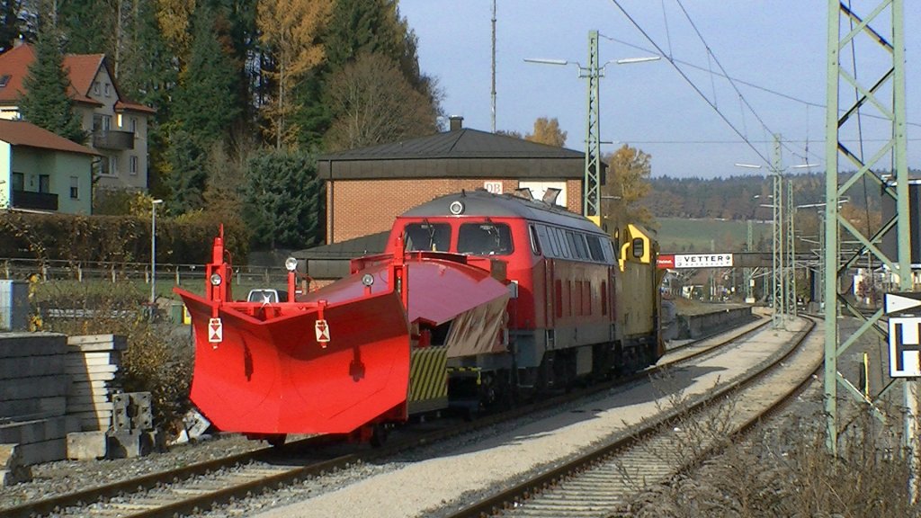 Zwei Schneepflge und eine BR 218 (218 139) stehen am 04.11.2011 in Kronach auf Gleis 6 abgestellt. 
