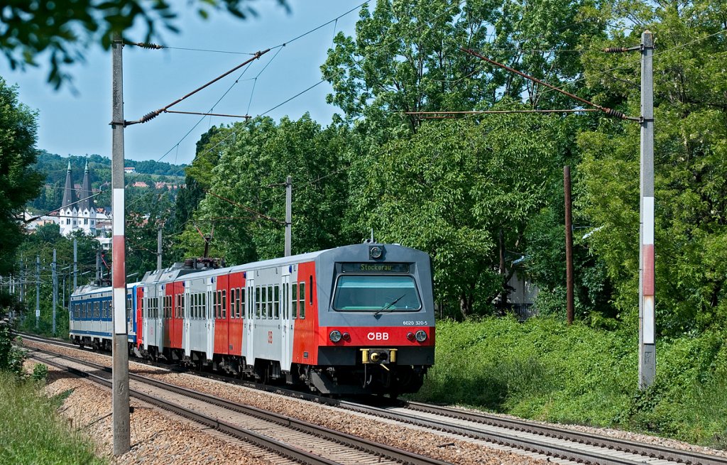 Zwei Schnellbahnz�ge innerhalb einer Stunde ...  Ich denke mal, diese Fotostelle hat auch bald ausgedient;-) 6030 320 als S Bahnzug nach Stockerau, am 04.06.2010 kurz vor Wien Speising.