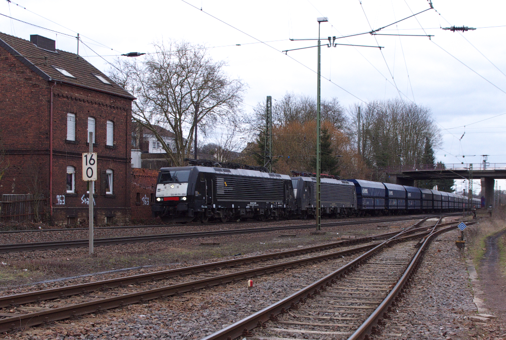 Zwei schwarze 189er hingen am Kohleleerzug von Neunkirchen nach Oberhausen.
ES 64 F4-994 und dahinter abgebgelt ES 64 F4-091 rauschen mit dem rein in Blau gehaltenen Zug durch Bous/Saar.
KBS 685 20.02.2013
