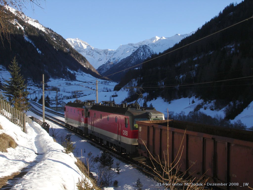 Zwei Schwestern 1144 ziehen einen teils aus leeren Wagen bestehenden Gterzug auf den Brenner. Im Hintergrund das Valser Tal. Dezember 2009 kHds