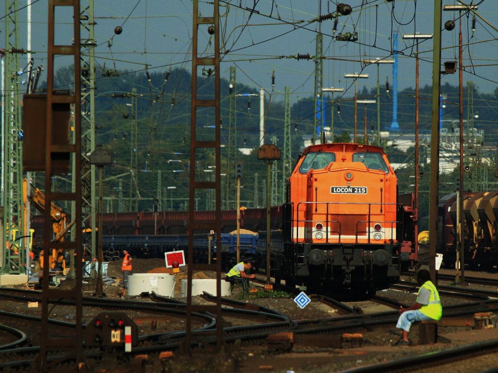 Zwei Sipo`s genieen die warme Sonne am 04.09.2012 in Aachen West, whrend der Sand vom Bauzug den Locon 215 (203 141-7) aus Stolberg nach hier brachte mit einem Bagger abgeladen wird.