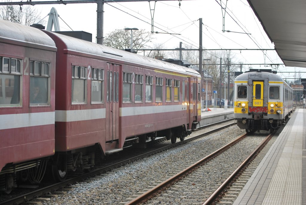 Zwei SNCB-Triebwagen kreuzen sich im Bhf Welkenraedt: Links: Gleis 5: IRq Aachen-Lttich: AM 62-63 Nr 155; rechts: Gleis 4: L-Zug Spa-Welkenraedt : AM 73-74 Nr 687 (27. Februar 2012).