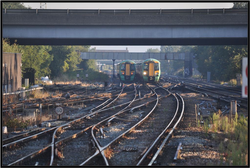 Zwei Southern Class 377 unweit von Gatwick. Die ganzen Gleisanlagen mit den stromfhrenden Schienen dazwischen sehen immer etwas abenteuerlich aus. (09.09.2012)