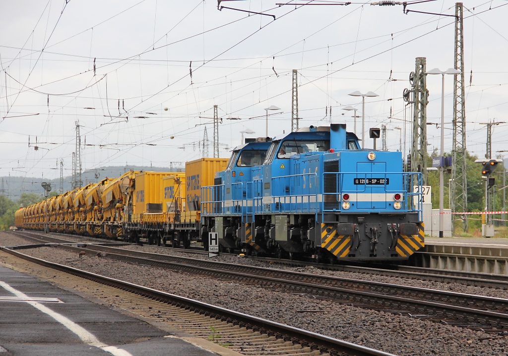 Zwei Spitzke MaK G1206, 275 843-1 (G1206-SP-022) vorneweg mit G1206-SP-021, zogen am 26.08.2012 einen langen Bauzug in Richtung Sden durch Eichenberg.