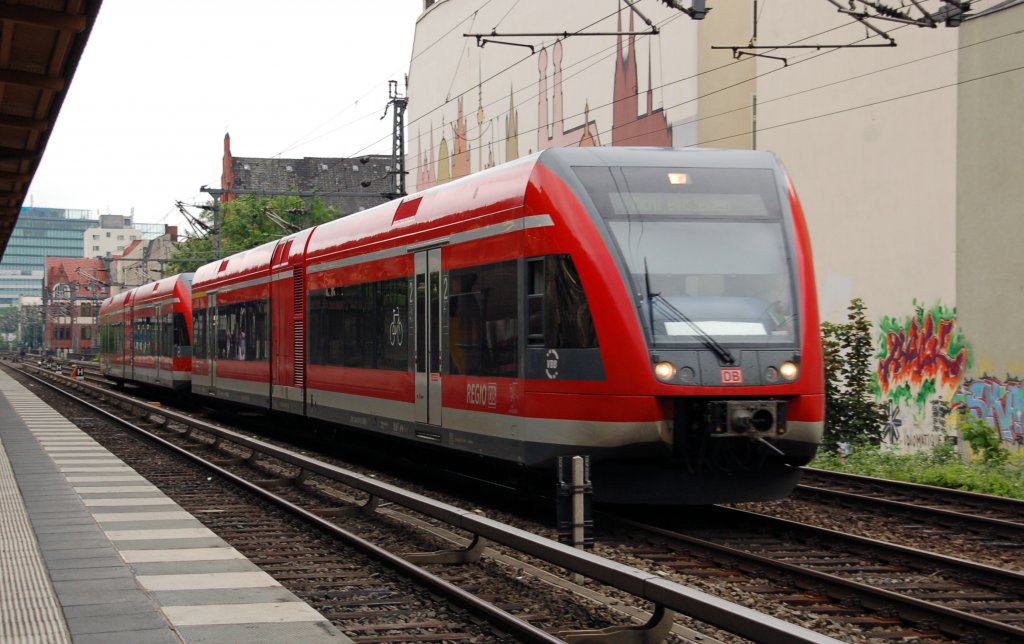 Zwei Stadler GTW fahren am 12.06.10 am Savignyplatz vorbei Richtung Grunewald. 