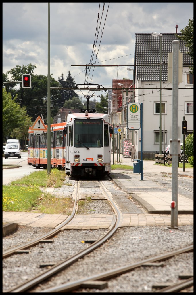 Zwei Stadtbahnwagen vom Typ M8C erreichen die Haltestelle Voltmannstrae. (Stadtverkehr Bielefeld am 18.07.2011)
