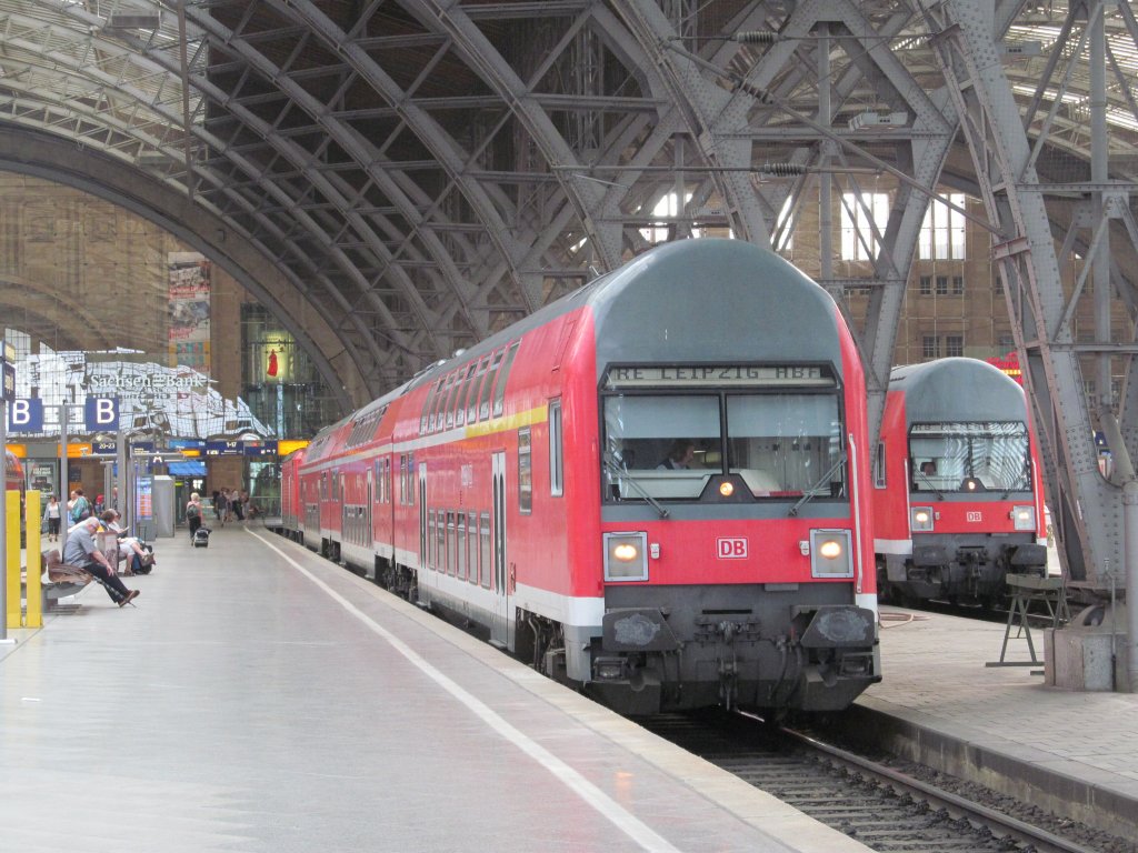 Zwei Steuerwagen der Bauar DABbuzfa 760.0 stehen am 29. Juli 2012 mit ihren Regionalzgen im Leipziger Hbf.