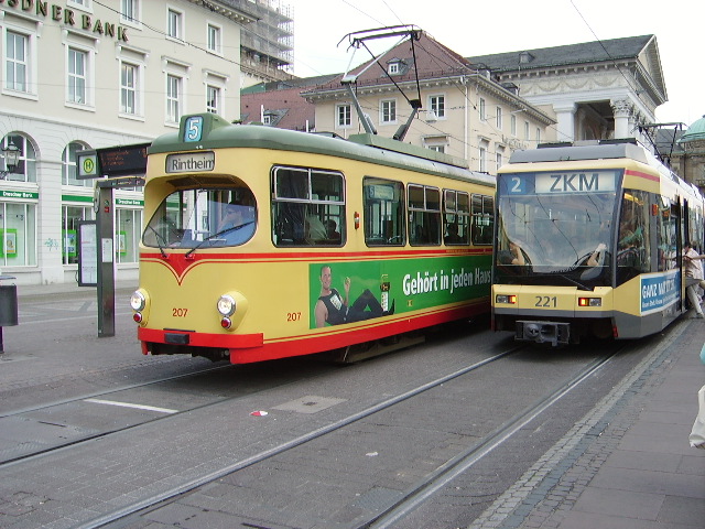 Zwei Straenbahn in Karlsruhe am Marktplatz am 11.05.09