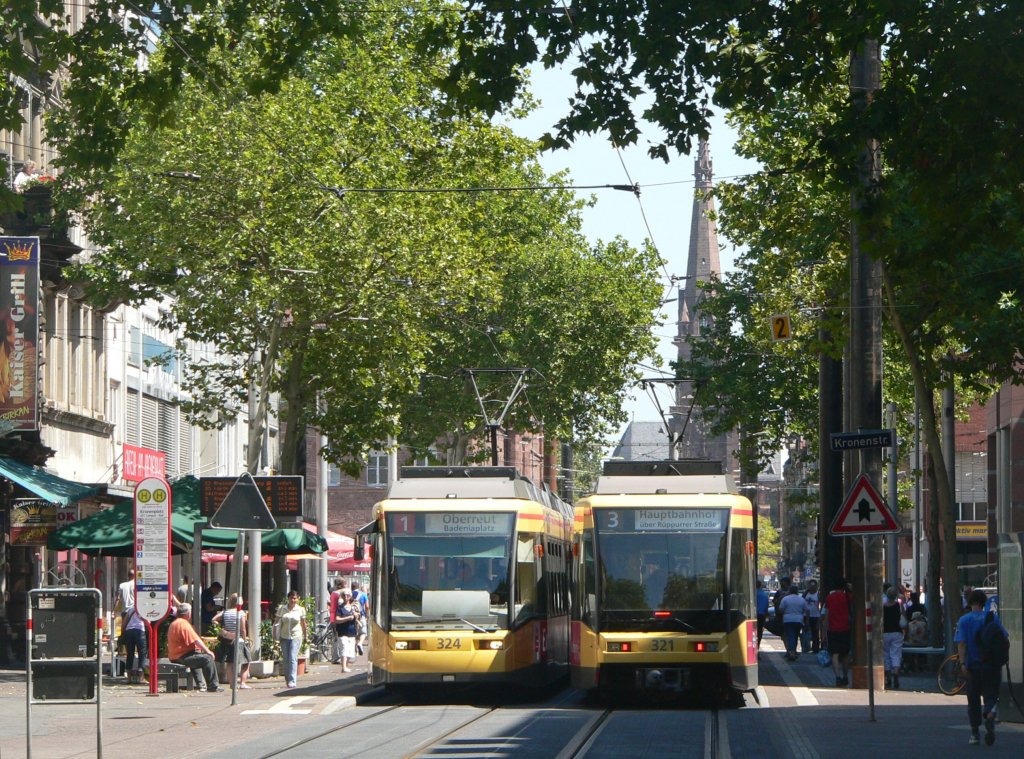 Zwei Straenbahnen kreuzen sich nahe dem Kronenplatz. 20.7.2010