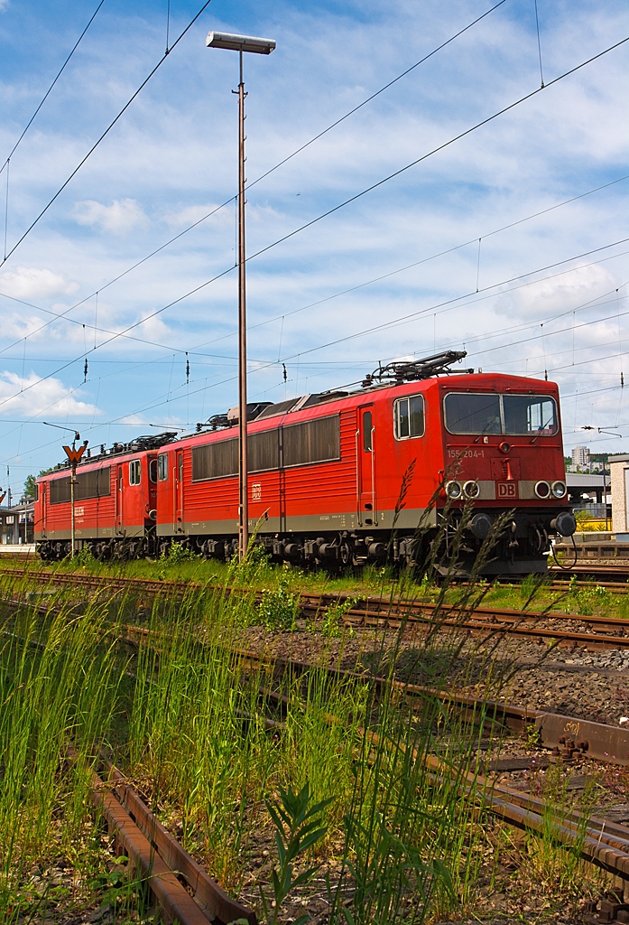 Zwei Strom-Container,
abgestellt am 02.06.2013 in Kreuztal, hier die 155 204-1 ex DR 250 204-1 sowie 155 115-9 ex DR 250 115-9.
Diese Lokbaureihe wurde von 1977 bis 1984 bei LEW Hennigsdorf (genau VEB Lokomotivbau Elektrotechnische Werke „Hans Beimler“ Hennigsdorf) gebaut. Wegen ihres doch sehr zweckmigen Aufbaus und der hnlichkeit ihrer Form mit einem ISO-Container bekam diese Baureihe den Spitznamen „Strom-Container“ oder „Elektro-Container“. 

Die 6-achsigen Loks mit der Achsformel  Co'Co' haben ein Dienstgewicht von 123 t, eine Dauerleistung von 5.100 kW und die Hchstgeschwindigkeit betrgt 125 km/h.
