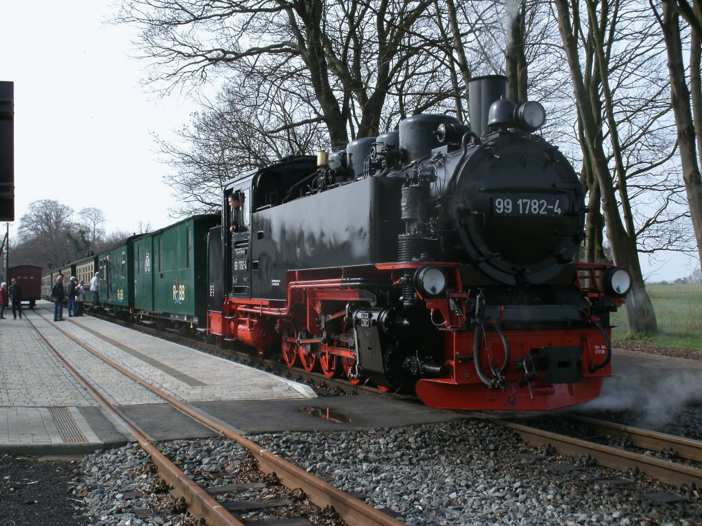Zwei Tage sp�ter,am 21.April 2012,war erneut 99 1782 wieder im Einsatz.Hier stand die Lok mit dem P102 von G�hren nach Putbus in Baabe.