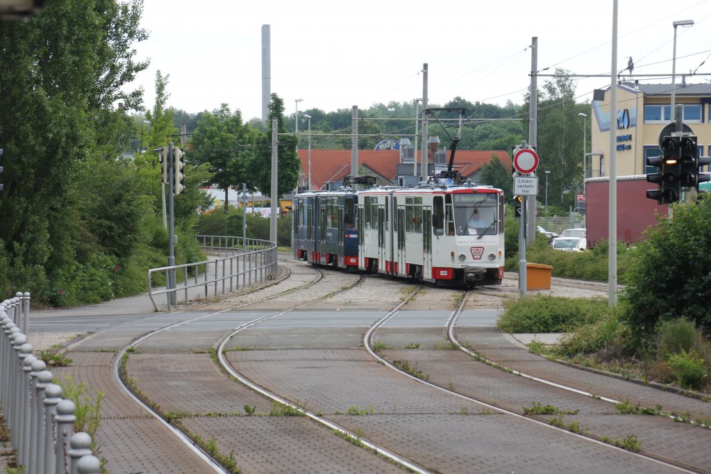Zwei Tatra KT4D Wagen am 11.06.2012 nach Neuplanitz kurz vor der Haltestelle Zwickau Stadthalle.