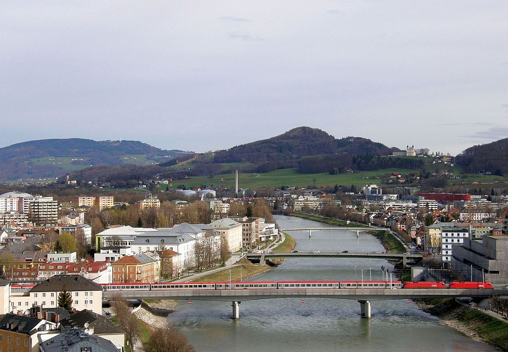 Zwei Taurus 1116 berqueren mit BB EC 111 (Mnchen-Klagenfurt)
 die Salzachbrcke. 29.3.10