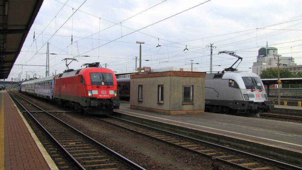 Zwei Taurus-hnliche Fahrzeuge im Cottbuser Hbf. 182 003-4 (Links im Bild) hat den EC 341  Wawel  mit einer Versptung von 227 Minuten hier her geschafft und rechts sieht man den RE10, mit 182 004-2  Porsche , welcher sich gerade fr die Fahrt nach Leipzig Hbf bereit macht. 04.10.2010