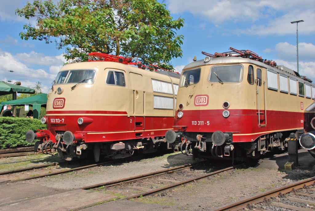 Zwei TEE-lackierte Schnellzugloks nebeneinander. Die 103 113-7 und die 113 311-5 aus dem DB-Museum Koblenz. Die Loks standen im Museumsgel�nde Heilbonn anl�sslich des Schnellzuglok-Treffens am 20-06-2010.  