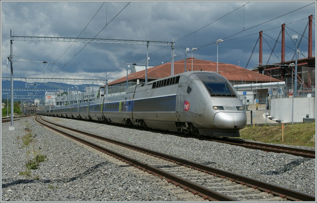 Zwei TGV Lyria von Paris nach Lausanne unterwegs, kurz vor dem Ziel in Malley-Prilly am 24. Mai 2013