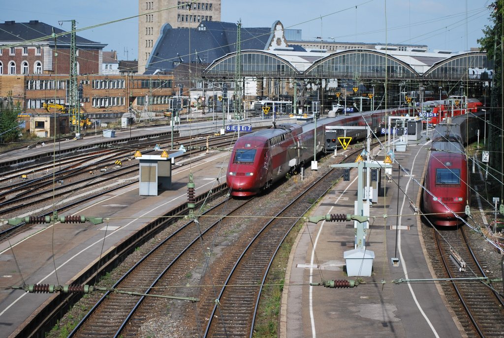Zwei Thalys-Triebzge in Aachen Hbf (links nach Paris, rechts nach Kln) am 26.09.2008.