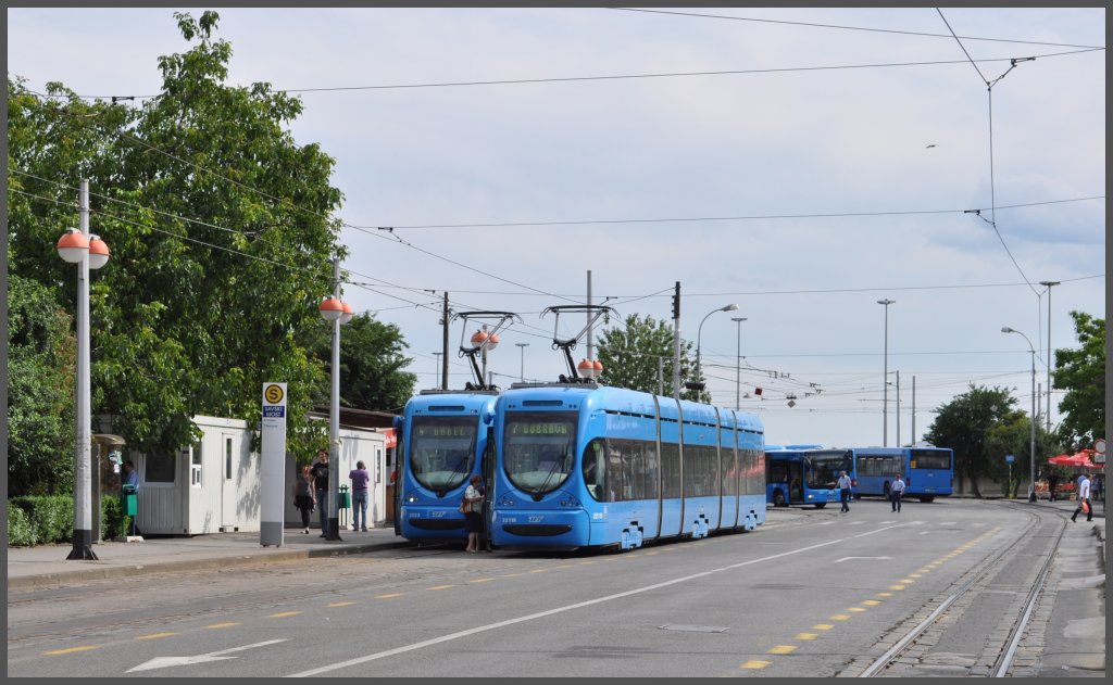 Zwei TMK 2200 (2223 und 22119) warten an der Endhaltestelle Savski Most am Ufer der Sava auf die Abfahrtszeit. (02.07.2013)