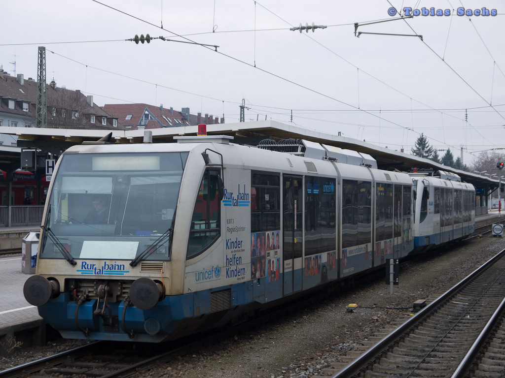 Zwei Triebwagen 654 017 und 654 014 als RB 26615 nach Mnstertal(Schwarzwald) im Freiburg(Breisg) Hbf. Sie gehrten der Eisenbahngesellschaft  Rurtalbahn GmbH  aus Dren. Bei den beiden handelte es sich um Leihfahrzeuge fr die Mnstertalbahn, die an akuten Fahrzeugsmangel leidete. Ein Grund fr die Fahrzeugsmangel waren die Mnstertalbahn-Fahrzeuge in der Hauptuntersuchung. Aufgenommen in Freiburg(Breisg) Hbf am 13.02.2012.