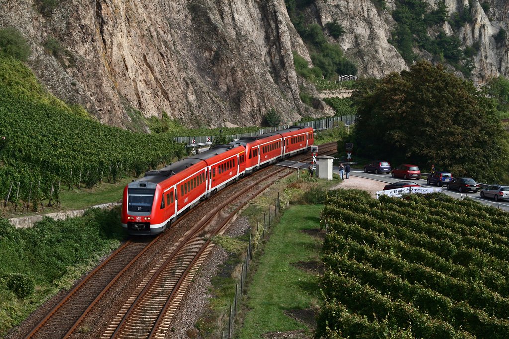Zwei Triebwagen der Baureihe 612 vom Bw Kaiserslautern sind am 20. September 2009 als RE 3334 von Mainz nach Saarbrcken bei Bad Mnster am Stein unterwegs. Der nchste Halt des Zuges ist Staudernheim, der Lokfhrer sei an dieser Stelle herzlich gegrt!