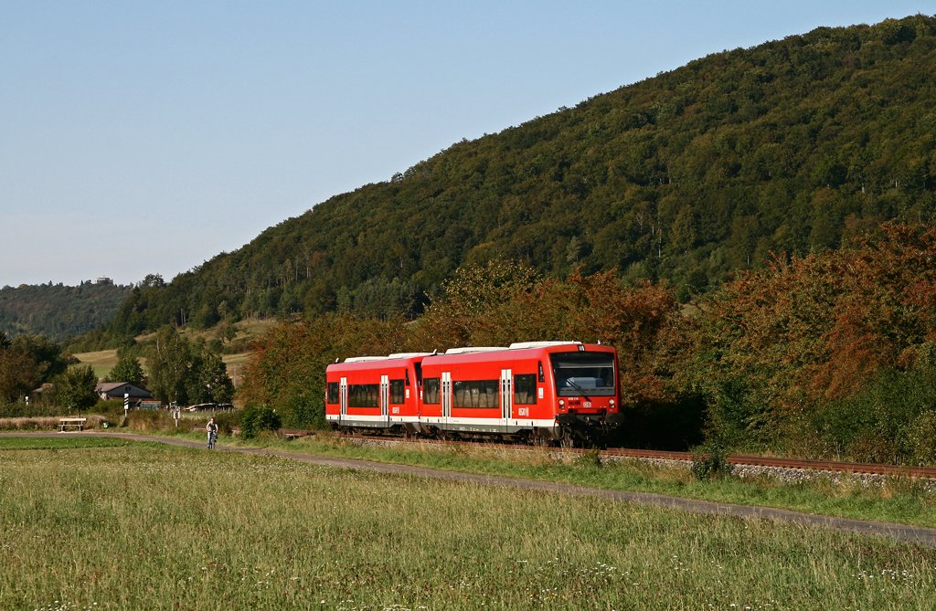 Zwei Triebwagen der Baureihe 650 der RAB Ulm sind am 1. September 2009 als RE 22543 von Ellwangen nach Ulm zwischen den Ortschaften Oberkochen und Knigsbronn unterwegs.