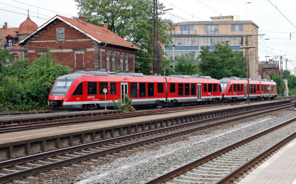 Zwei Triebwagen der BR 648 erreichen am 24.07.10 den Bahnhof Frth.