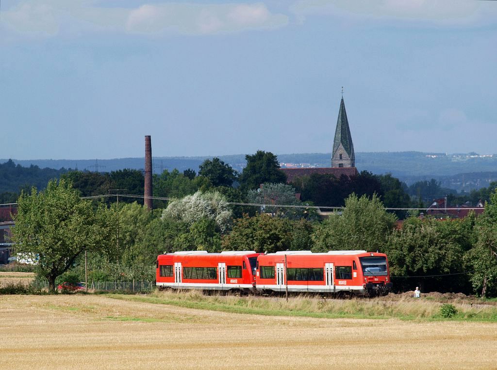 Zwei Triebwagen der BR 650 fahren als RB 13941 in die Hs Brucken auf dem Weg nach Oberlenningen ein, im hintergrund ist Unterlenningen zu sehen. (28,08,2010)