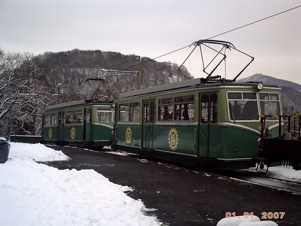 Zwei Triebwagen von der Drachenfelsbahn im Bahnhof Drachenfels