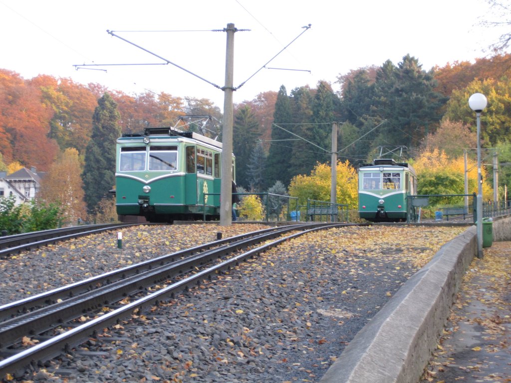 Zwei Triebwagen der Drachenfelsbahn treffen sich am 30.10.09.