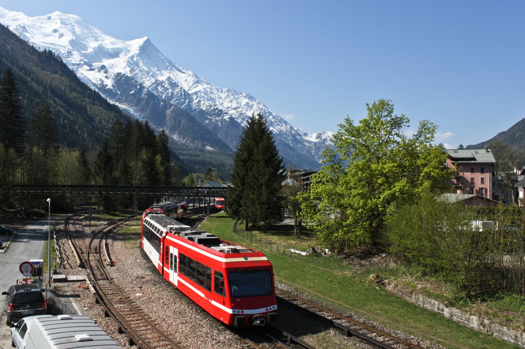 Zwei Triebwagen der Reihe Z 850 errcihen als TER 18914 (Vallorcine-St Gervais) den Bahnhof von Chamonix. (20.April 2011)