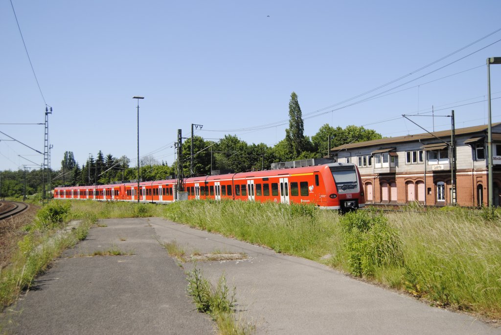 Zwei Triebwagen der S-Bahn Hannover lassen Lehrte am 17.05.2010.