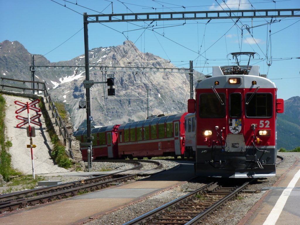 Zwei Triebwagen ziehen am 7.7.2010 den Bernina-Express nach Chur in den Bahnhof Alp Grm.