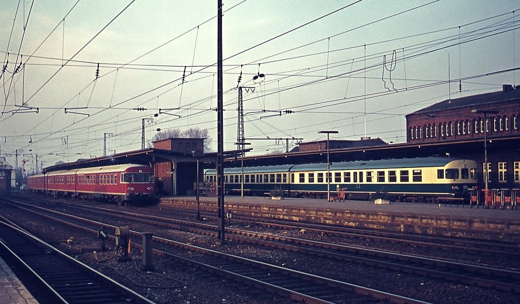 Zwei Triebwagenzge der Baureihe 624/634 in alter und (damals) neuer Farbgebung treffen sich im Februar 1975 im Bahnhof Rheine
