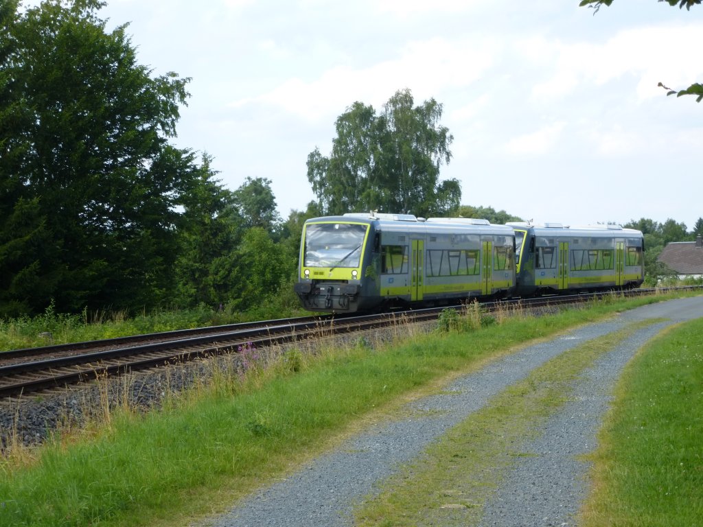 Zwei Triebzge von Agilis waren hier am Freitag den 26.Juli 2013 auf der KBS 850 Hof-Lichtenfels unterwegs.
Die Aufnahme entstand kurz nach dem Bahnhof von Frbau.
