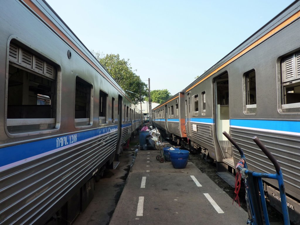 Zwei Triebzge am 05.12.2012 im Bahnhof Mahachai