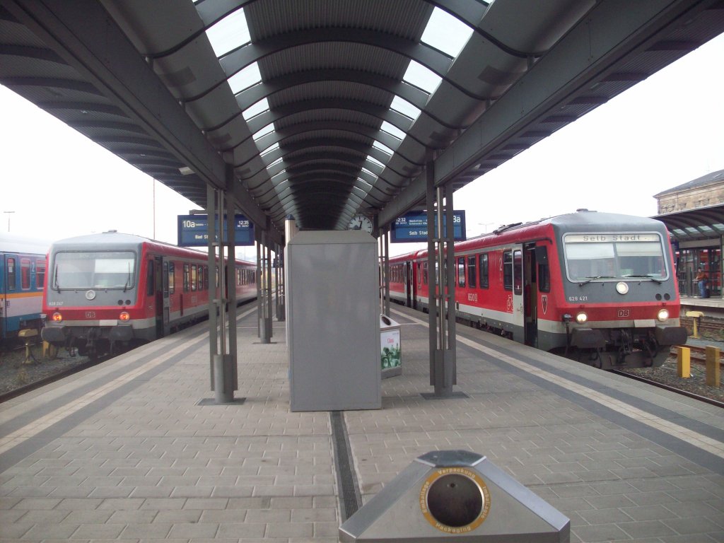 Zwei Triebzge am Hofer Hauptbahnhof, in Richtung Selb Stadt und Bad Steben. (31.10.09)