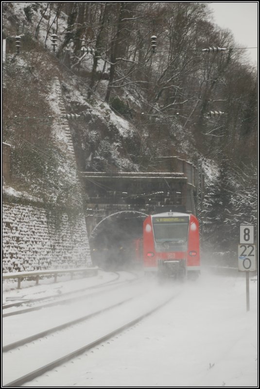 Zwei Triebzge der Baureihe 425 fahren am 9. Januar 2010 als S1 den Knigstuhltunnel beim Haltepunkt Heidelberg-Altstadt hinein; aus dem weien Schnee, in den dunklen Tunnel...