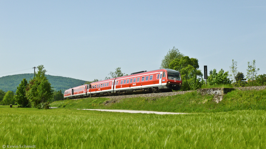 Zwei Triebzüge der BR 610 fahren als RE nach Cheb (vorderer Zugteil) und Bayreuth (hinterer Zugteil) das Pegnitztal entlang. Gerade haben Sie Hersbruck verlassen und durchfahren in Kürze den Bahnhof Hohenstadt (Mittelfr). (19.05.2012)