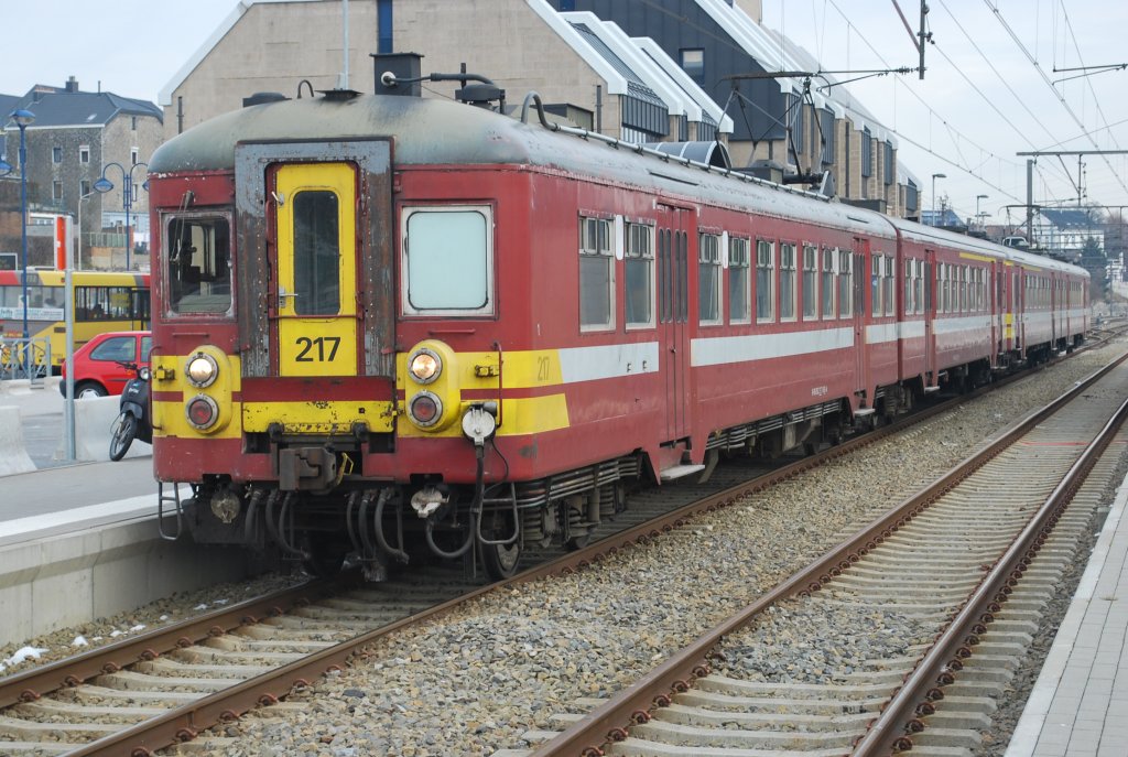Zwei Triebz�ge der BR AM 62-63 (Nr. 217 & 160) warten im Bhf Welkenraedt auf Abfahrt nach Spa-G�ronst�re (L-Zug). 13. Dezember 2010