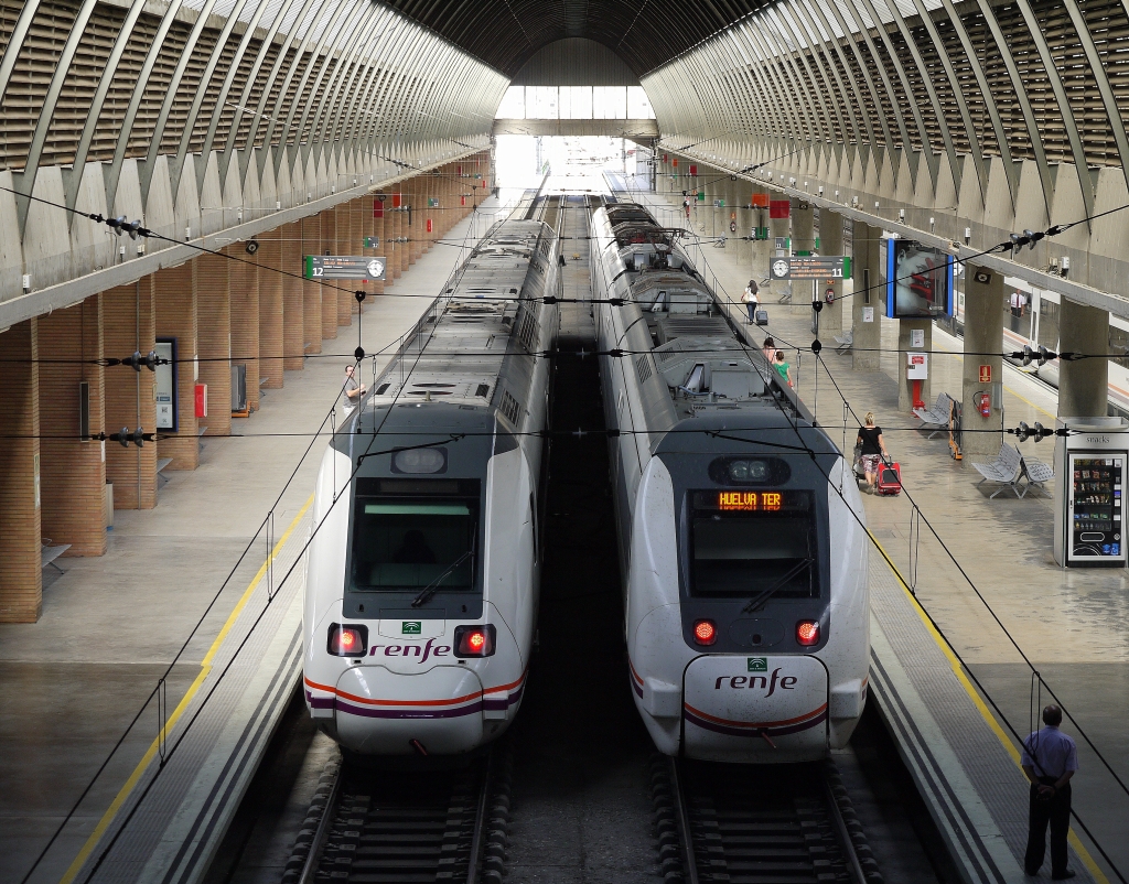 Zwei Triebzge in  Sevilla Santa Justa  - links mit Diesel, rechts mit Strom. 14.9.2012