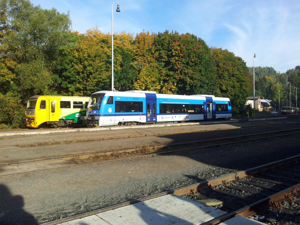 Zwei Triebzge in Trutnov am 09.10.2012

