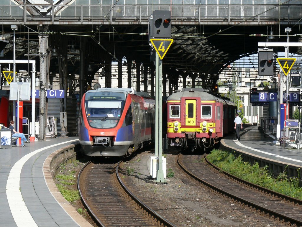 Zwei Triebzge unterschiedlicher Generationen im Aachener HBF : links ein Talent, rechts eine AM 62 der SNCB/NMBS, die in Aachen als RE5037 starten wird, und ab Hergenrath, der ersten Haltestelle auf belgischem Boden, als IR5037 nach Lttich weiterfahren wird. Aufgenommen am 11/09/2010.